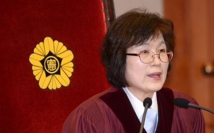 평생 죄없는 대통령을 탄핵한 업보를 짊어
지고 살아봐라.
얼마나 고통스러운지 알것이다.
정상적인 국민들은 너희들이 얼마나 부당
한 탄핵을 했는지 알고있다.
김대중,노무현도 탄핵하지 못하는 헌재가
죄도 밝혀지지 않은 박대통령을 탄핵하냐?
천벌을 받는다.