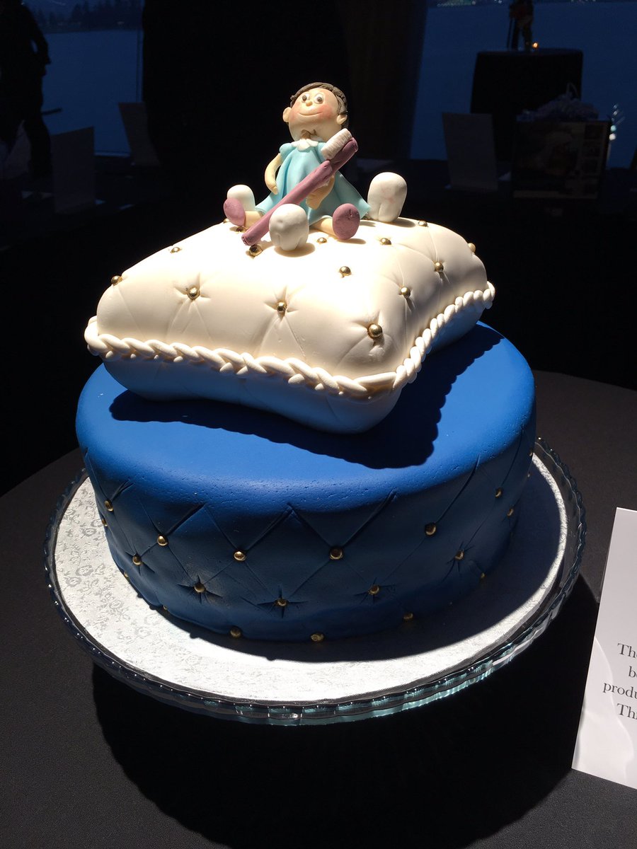 galatoothfairy's tweet photo. Here's two more cakes up for auction tonight! #2017TFG #2017PDC https://t.co/350iq8oq8j