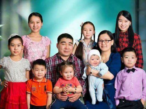 30-аад насандаа 8-н хүүхэдтэй энэ сайхан гэр бүлд Аз жаргал хүсье <3