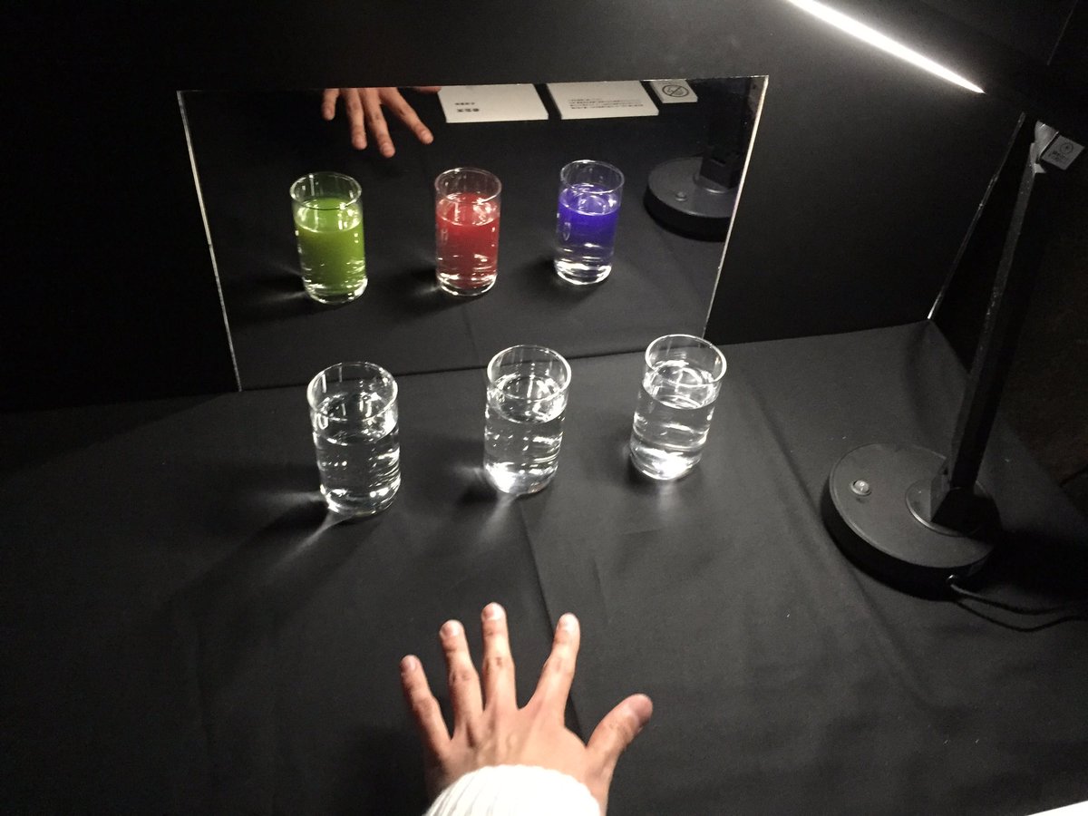 ただのコップに入った水かと思ったら 鏡に映る水の色が違う カラクリが気になる不思議な作品 Togetter