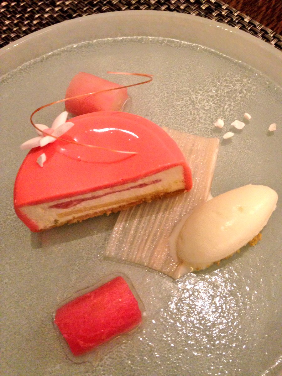 EmilieDucat's tweet photo. Amazing lunch @MereRestaurant, desserts were heaven! Best Orelys ice-cream so far, bravo Miriam👌@Valrhona @ClassicFineFood #orelys https://t.co/v8NcmGx94R