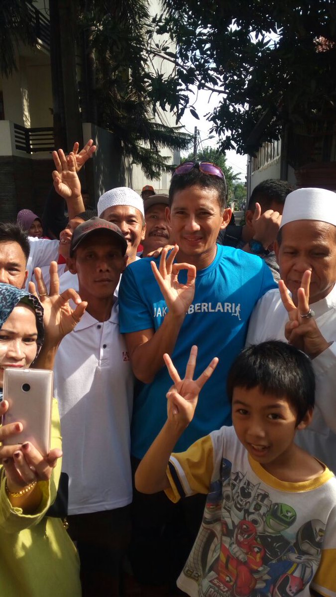 PKS_LB's tweet photo. Bang @sandiuno saat kunjungan ke Masjid Albarokah Lubang Buaya &amp; Taman Bambu pagi tadi, smp susah ambil fotonya :) https://t.co/bpd54mwvaB