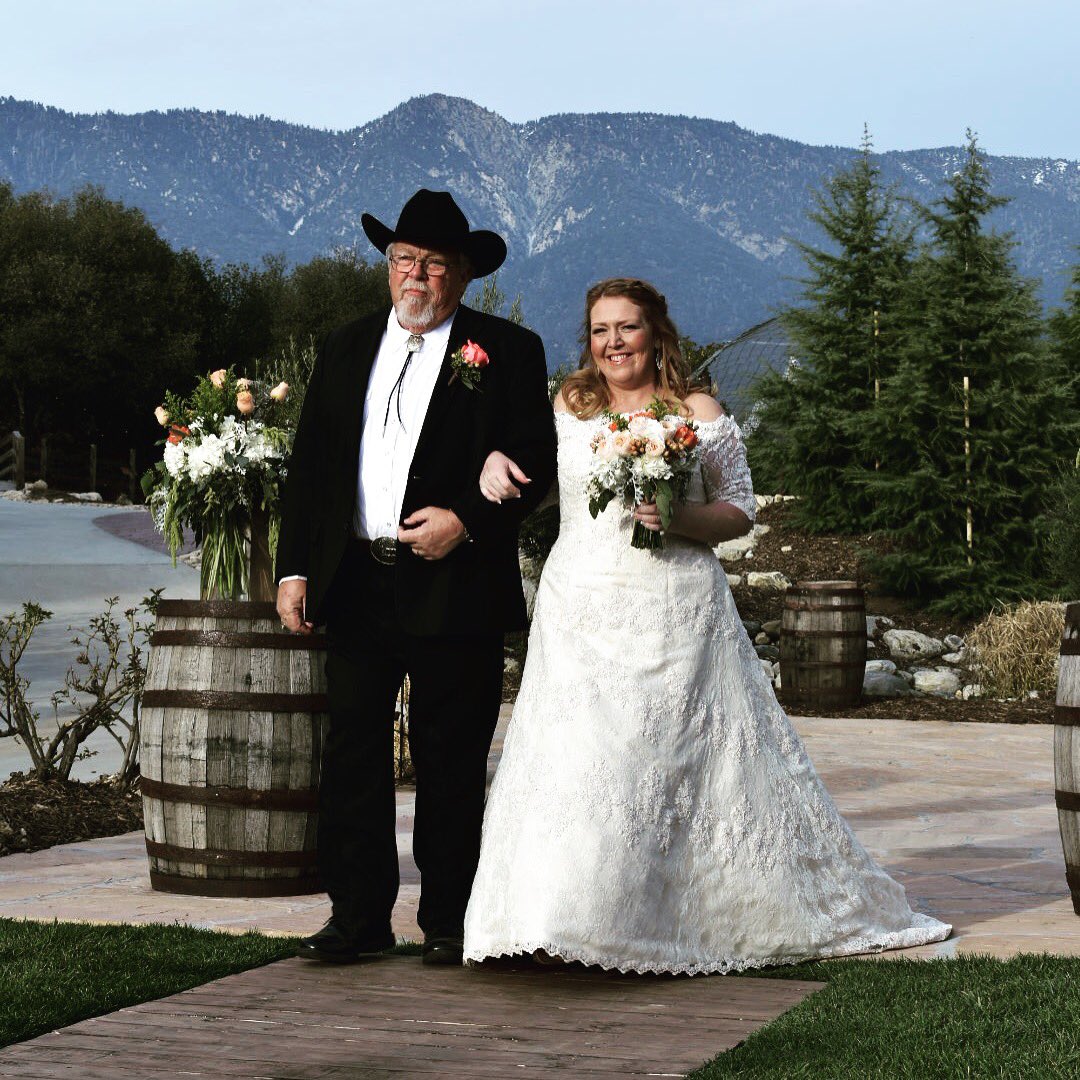 SGWeddings2017's tweet photo. Congrats Becky and Kevin! ❤️🇺🇸😍 https://t.co/tTyBQevzv7