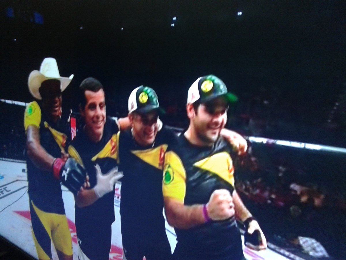 ThaynaNoel1's tweet photo. Três Rios tá bem representado.. Alex Cowboy 👊👊 #ufc208 #UFC #UFCnaSPORTTV #AlexCowboy https://t.co/3vU4lxlS64