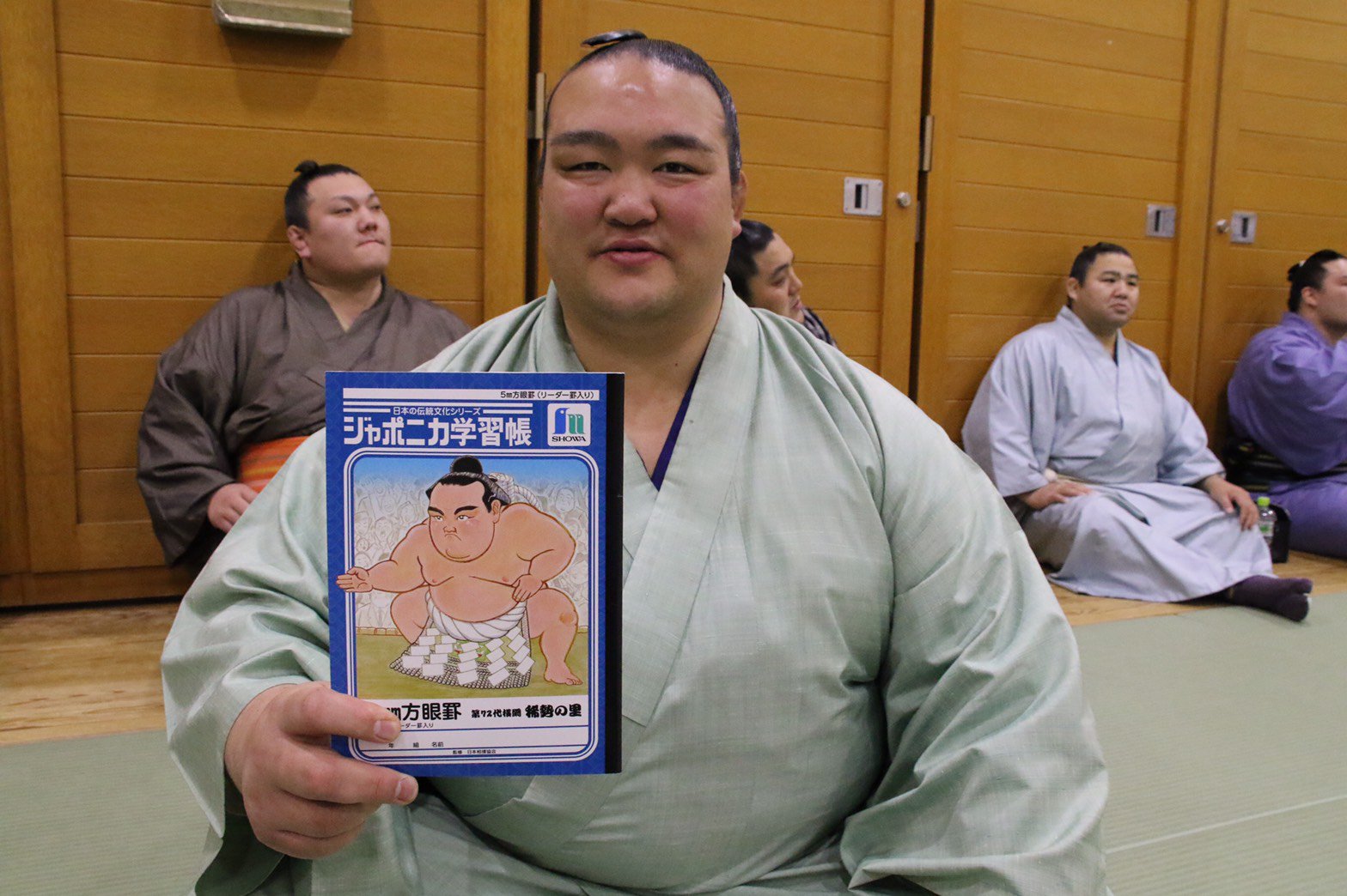 ট ইট র 日本相撲協会公式 ジャポニカ学習帳 日本の伝統文化シリーズ 相撲 の特別版として 横綱 稀勢の里版を発売 三月場所会場内売店をはじめ 書店や一般の文具店 通販で販売いたします B５方眼罫300円 A６自由帳0円の２種類です 詳細