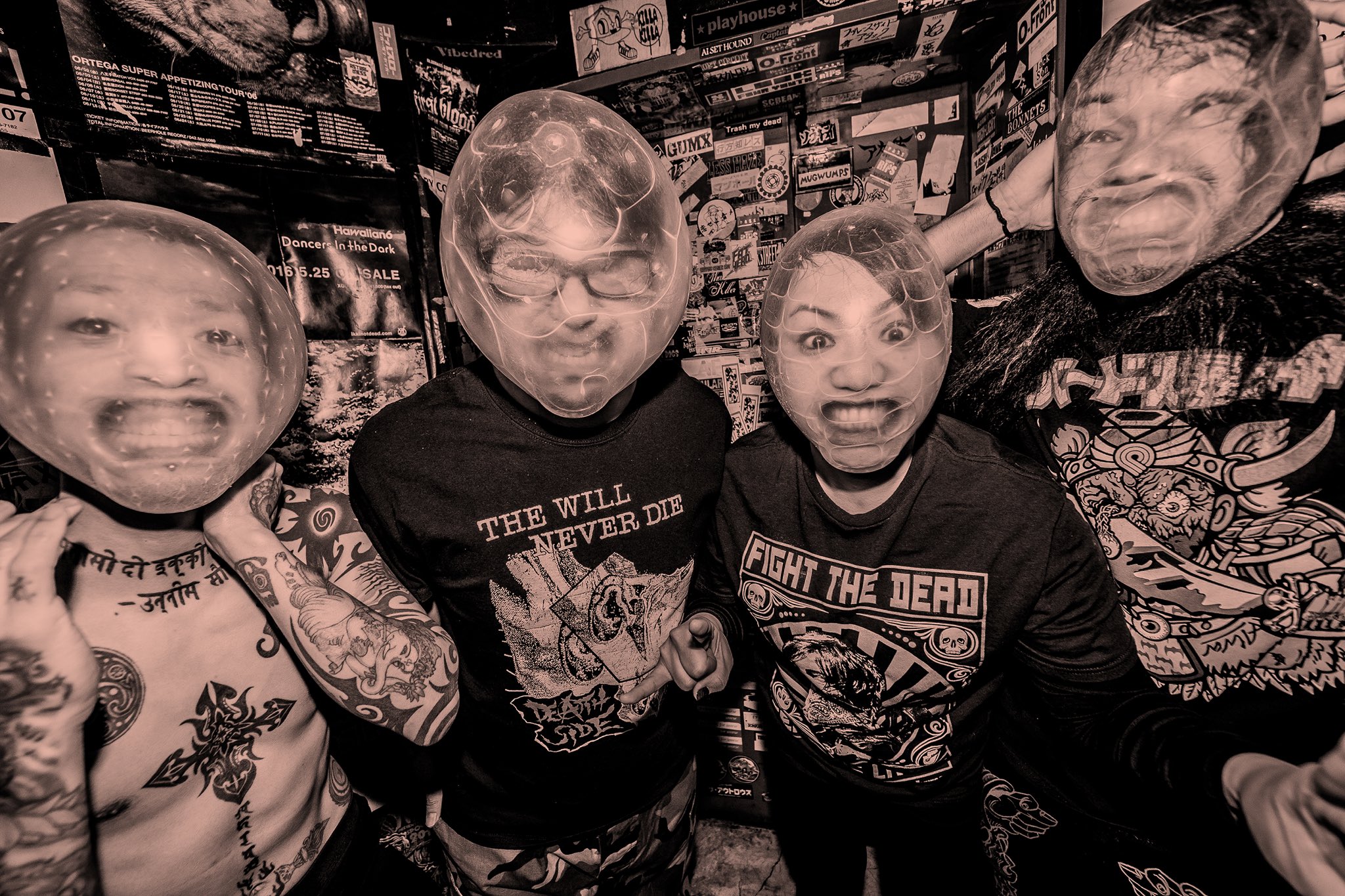 Twitter 上的 マキシマム ザ ホルモン ホルモン新アー写完成 Amazonプライムビデオ松本人志ドキュメンタルでの野生爆弾くうちゃんのtenga Eggネタにヤラれたので 敬意を込めて 笑 さらにアレンジで歯科医の開口器具も咥えてみた Byマキシマムザ亮君 Photo 齋藤