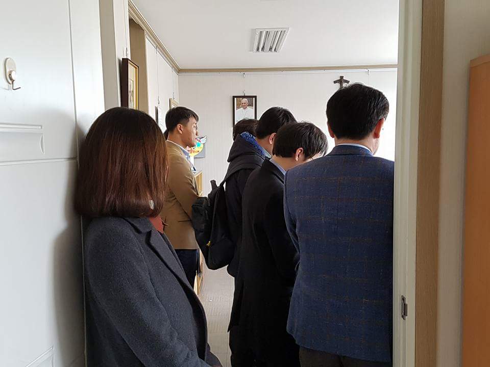 17.3.11  광주 북구 북동성당

때로는 얼굴이 나오지않아도 표정이 보이는 사진이 있습니다^^

#달의요정김비서