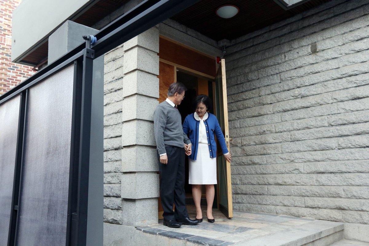 여성지 인터뷰사진이라고 합니다^^

출처: 문재인 예비후보 카카오스토리