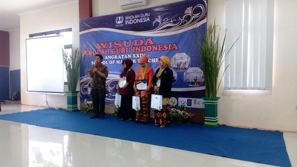 najmiridha2005's tweet photo. Jamilah Sampara Award merupakan penghargaan tertinggi @SGIDompetDhuafa sebagai seorang pendidik #Wisuda SGI 24 #StudiumGeneral SGI 25 dan 26 https://t.co/226zDQ2n3f