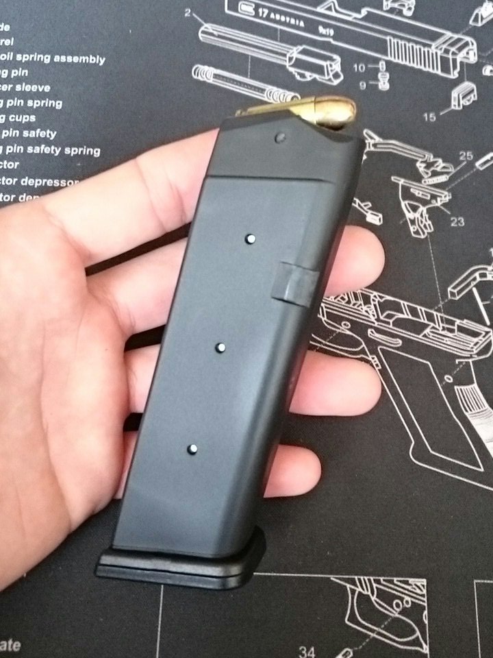 タナカグロックのモデルガン用マガジン買った。実物は多分画像4枚目の3