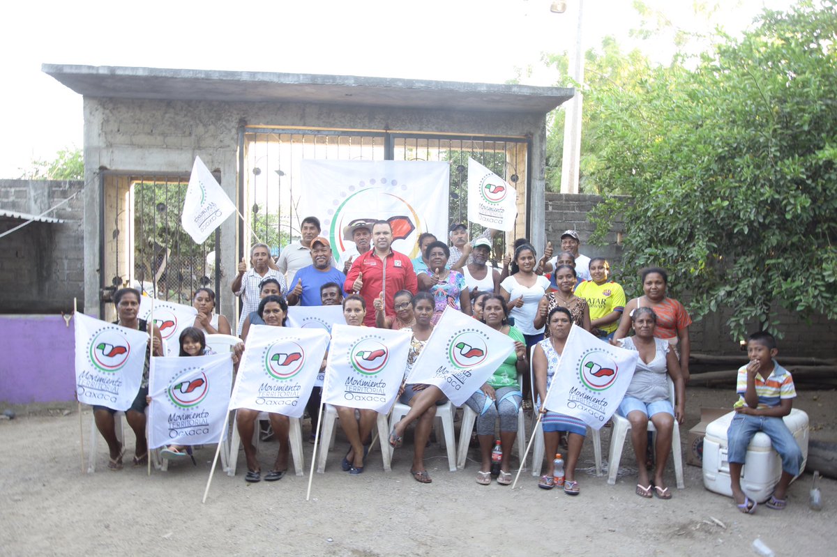 CarlosSarabiaC's tweet photo. Fortaleciendo la familia emetista de Collantes #Pinotepa. @betoescamilla3 @EnriqueOchoaR   @MT_Nacional @German_Espinosa https://t.co/mYQp4nGLDL