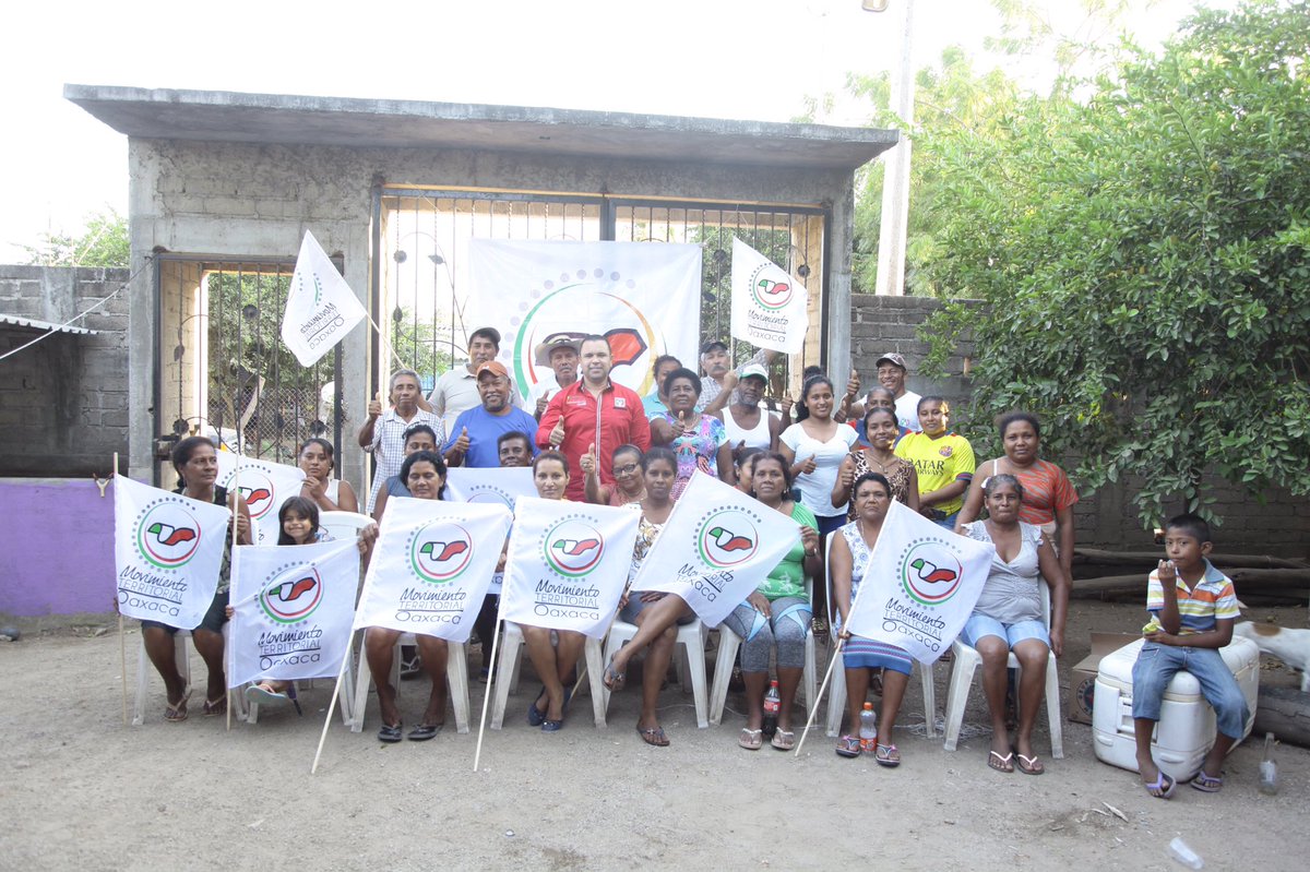 CarlosSarabiaC's tweet photo. Fortaleciendo la familia emetista de Collantes #Pinotepa. @betoescamilla3 @EnriqueOchoaR   @MT_Nacional @German_Espinosa https://t.co/mYQp4nGLDL