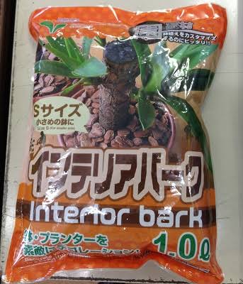ケンジくん ハリガネの呪い 百均のグッズ間違った使い方選手権 園芸用のグリーンモスとインテリアバークで島を アルミホイルとゴミ袋に着色したものを重ねて海を作り 背景を水色の画用紙で作ると こんな感じで爽やかな情景が作れる T Co