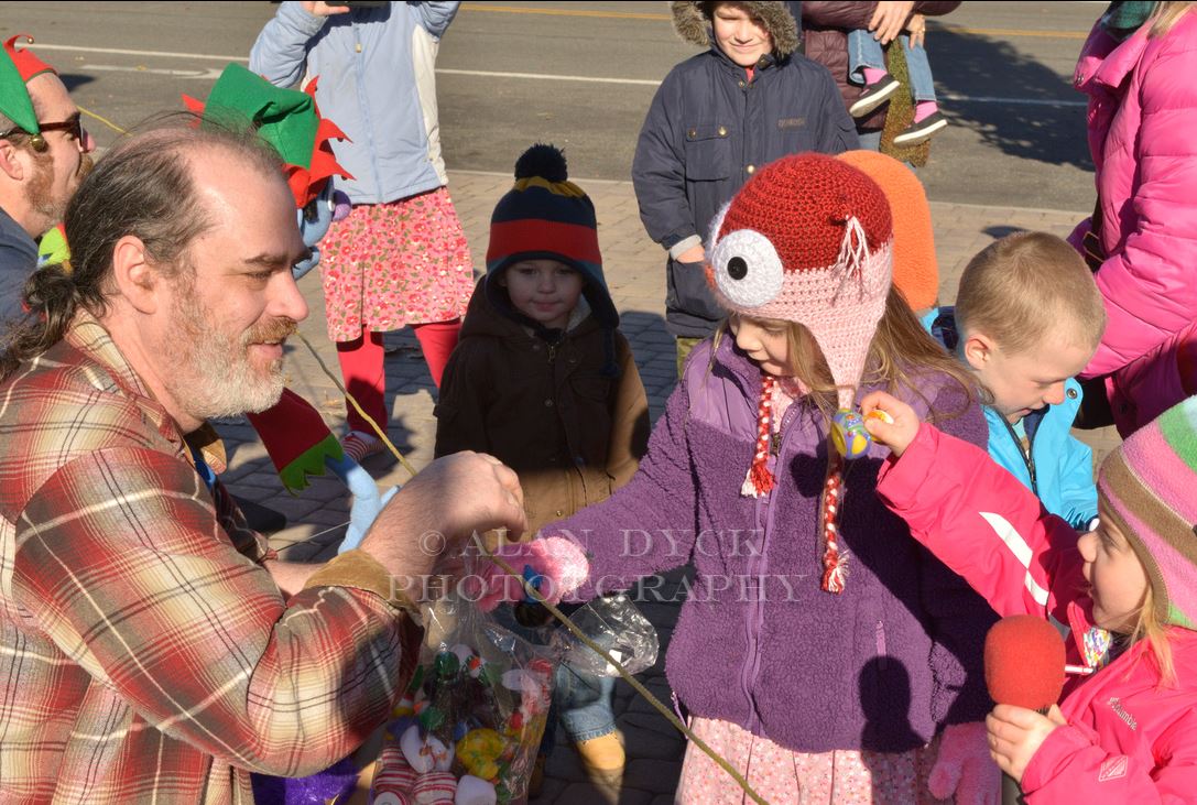 ePuppets's tweet image. Seeing the smile on a child's face when they get a NEW Toy is priceless! ePuppets CEO hands out toys during #MTShasta Winter Magic Festival