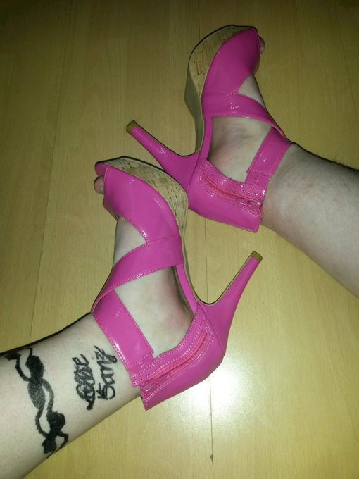 Pink shoes https://t.co/TXYWEeXc5q