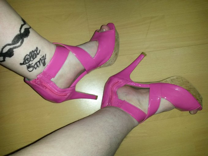 Pink shoes https://t.co/p8xuIfIurU<a href="/tag/cakeface"class="tags"><span>#cakeface</span></a>
