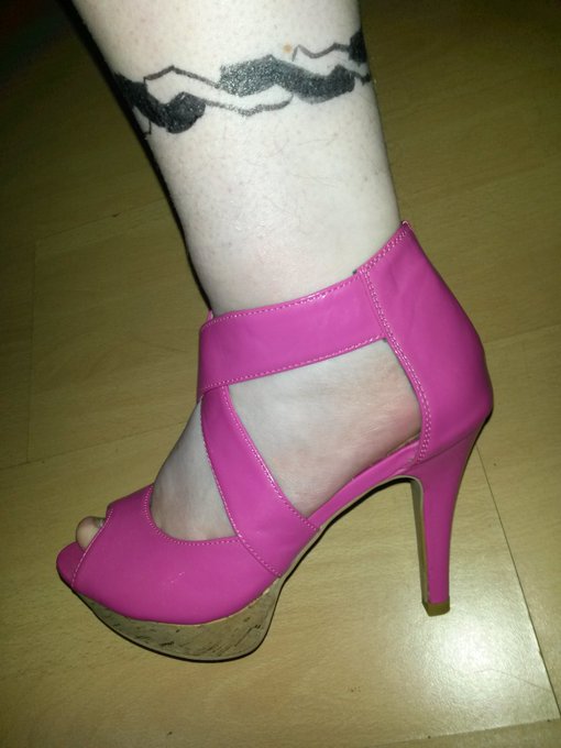 My pink shoes https://t.co/gNJH7qlDi7<a href="/tag/cakeface"class="tags"><span>#cakeface</span></a>