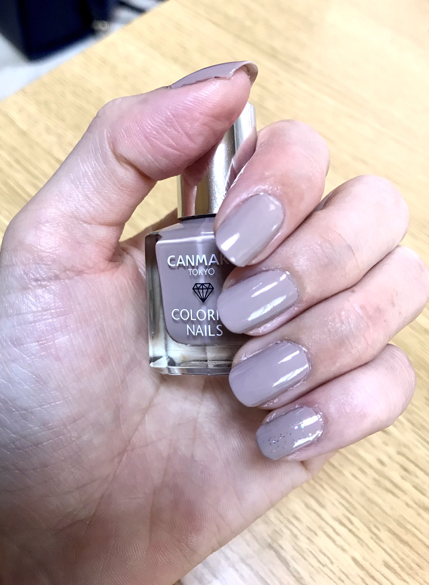 تويتر なおっち على تويتر ずっと気になってたキャンメイクのスモーキーベージュを買ってみた ちょうどいい感じ 塗りたてはキレイなんだけど 数日後どうかね ボトルの上部分短くてちと塗りづらい キャンメイク スモーキーベージュ シンプルネイル T