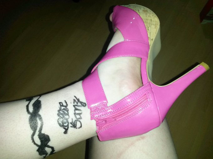 My pink shoes again https://t.co/IdOLKx6iKn<a href="/tag/cakeface"class="tags"><span>#cakeface</span></a>
