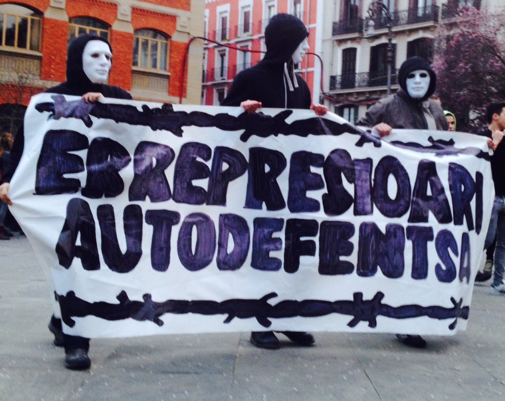 IAS_bidasoa's tweet photo. 4 atxilotuak askatu! ERREPRESIOARI AUTODEFENTSA!!! Ez dute Iruñako gazteria geldiaraziko! ✊🔥 https://t.co/B0PRGl9NZo