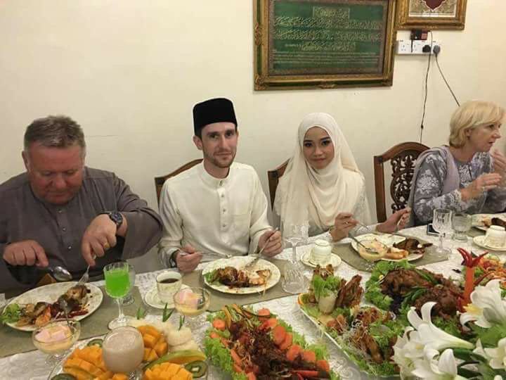hanifDaslepzz's tweet photo. Pagi tadi Mat Dan bertunang, petang bernikah, mesti comel anak mereka nanti .. taniah Mat Dan.. #OhMyGanu #Ganu https://t.co/wY3gjlmIh4