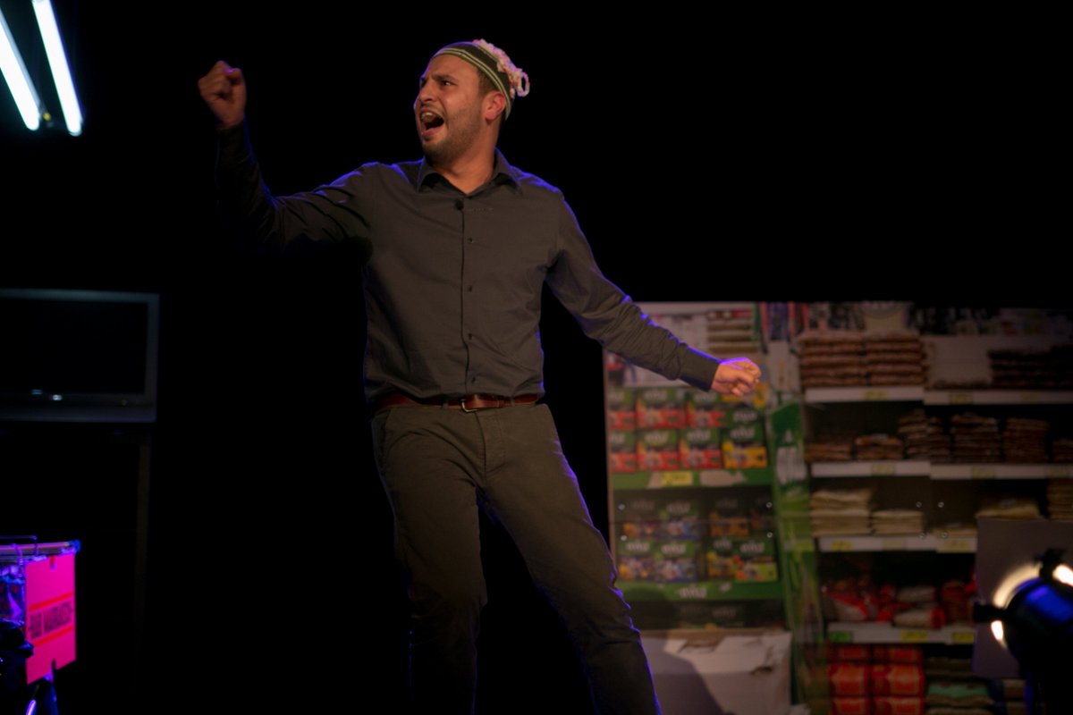 EspaceMagh's tweet image. La troupe @RasElHanout revient à @espacemagh avec Ismaïl Akhlal dans #BabMarrakech! bit.ly/2mvrh0F #SeulEnScène #Multiculturalité