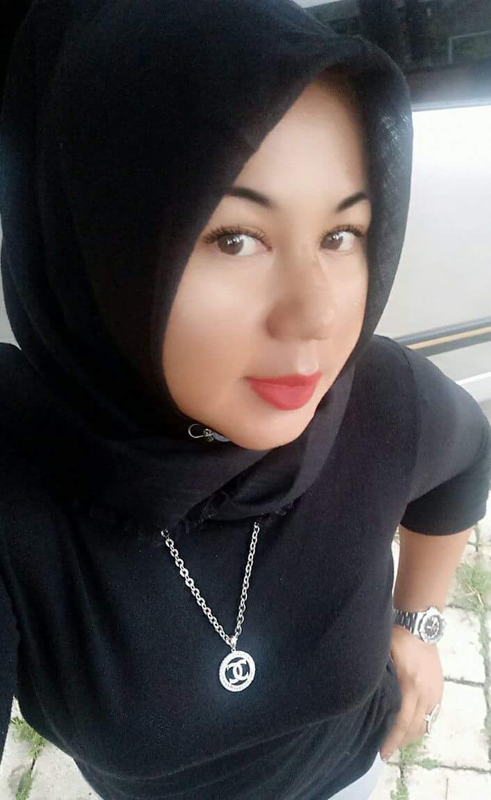 II na Twitterze: "Tante yg sama, suka yg hijab & baju hitam 
