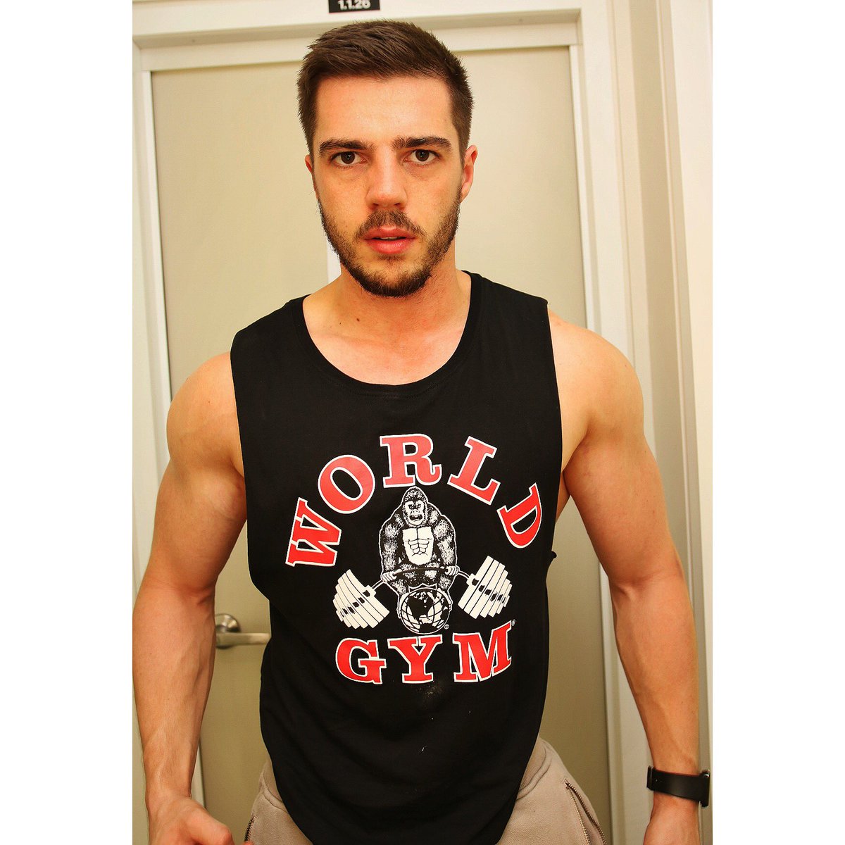 DrWillMurphy's tweet photo. Train hard! @WorldGymSF #worldgym #fit #fitness #diet #doctor #medstudnet #followme #lift #dominate https://t.co/Vcsguh1Lwa