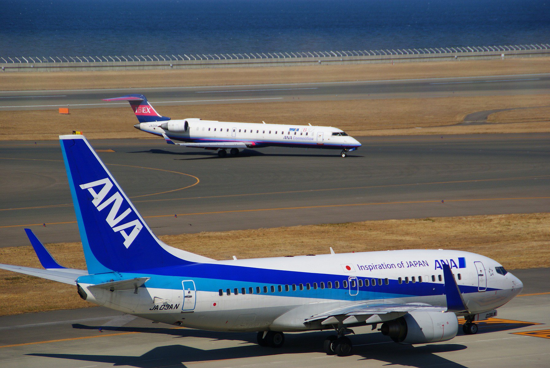 おた鉄 趣味垢 No Twitter 3 4 飛行機4 Ana 37 Ibex Cr7 中部国際空港セントレア Ngo Anaのb737がタキシング待機 そこにibexやらanaも 海とanaのブルーがとてもきれい スターアライアンス Ana 37 中部国際空港 セントレア T