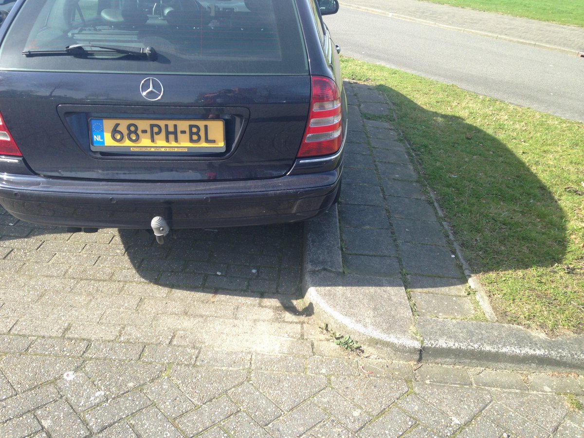 NathalieCDBosch's tweet photo. Wij apgenners zijn heel goed in parkeren #shame #jongcon17 https://t.co/jKIjEr4ols
