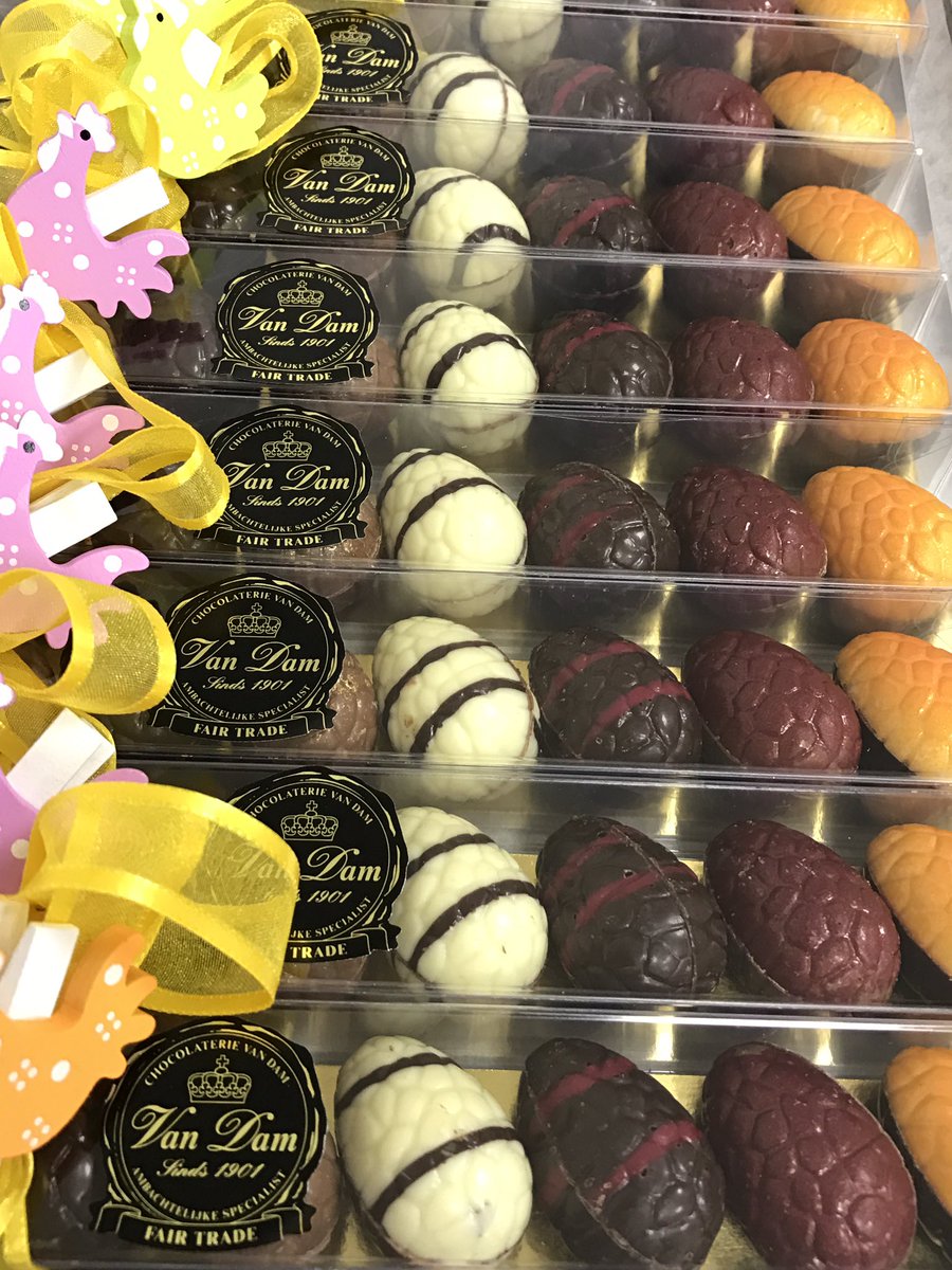 Heerlijk in de zon denkend aan Pasen in onze nieuwe winkel.