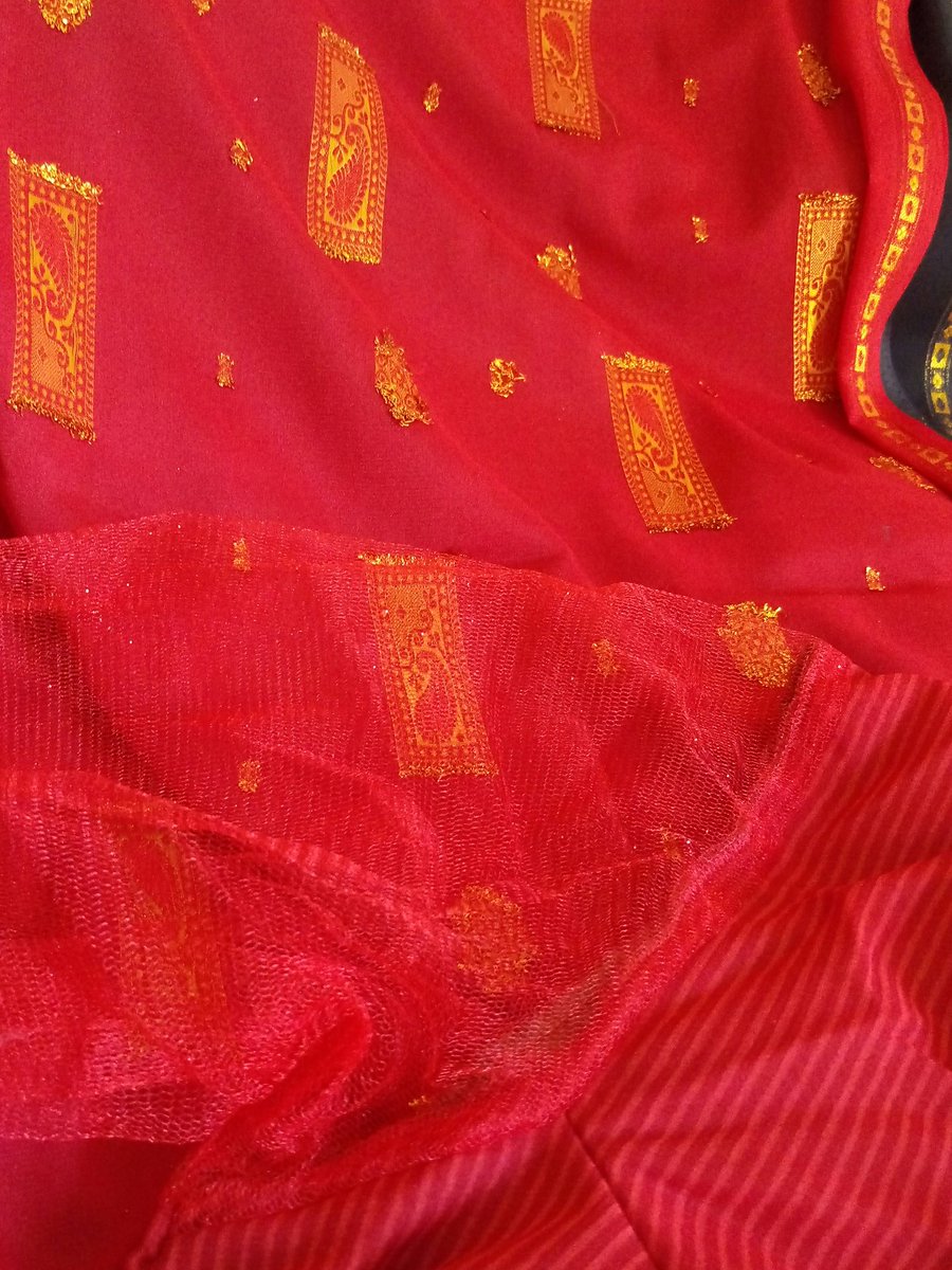 Yovanie's tweet image. Ironing six meters of delicate fabric without burning it, while removing the creases... 😳
Survivor India(n People.) #Durban #IndianProblems