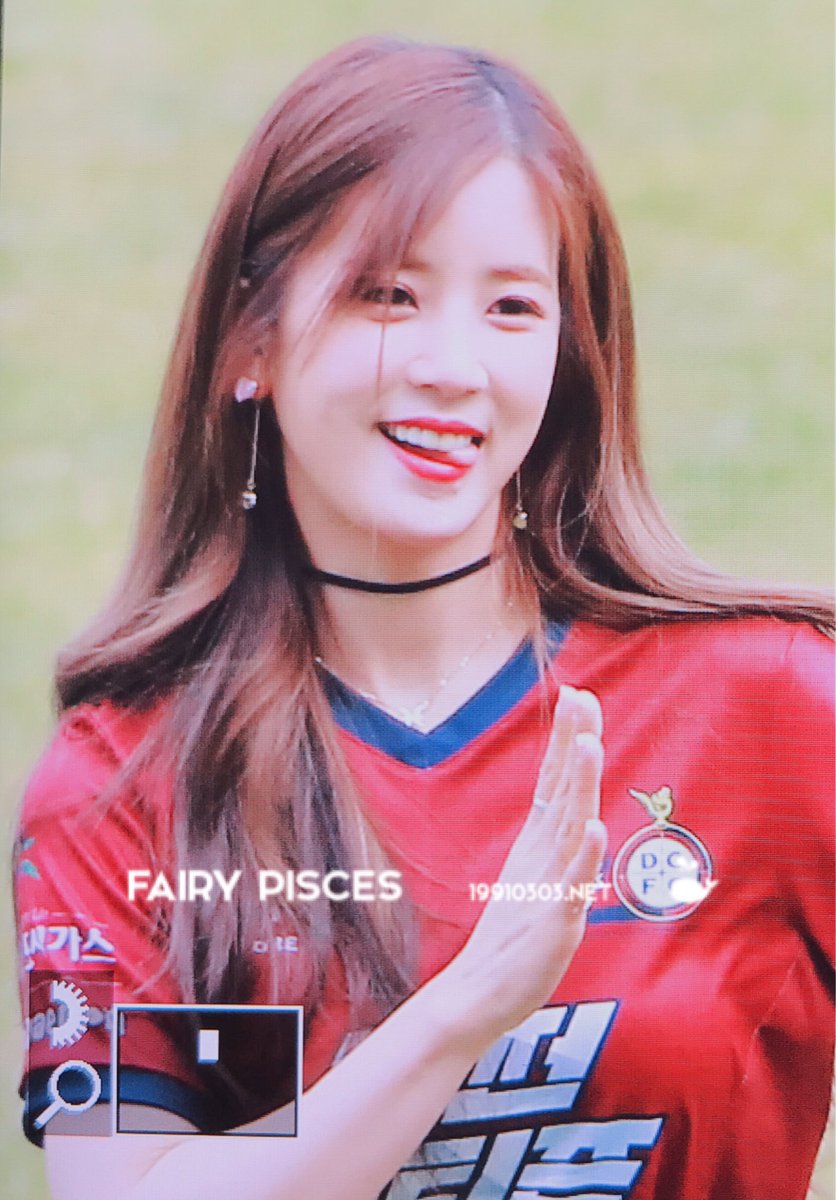 19910303net's tweet photo. 170312 대전시티즌 개막식 #초롱 (@Apinkpcr ) preview9. #박초롱 #에이핑크 

애깅롱>_< 😝 https://t.co/AExETSANX8