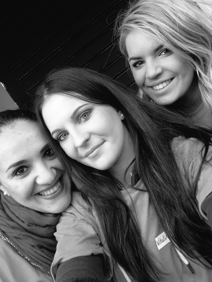 sophianbs's tweet photo. #BathHalf #TeamBath Goody bag queens 🏃🏽‍♀️🏃 https://t.co/FewRpJH9aF