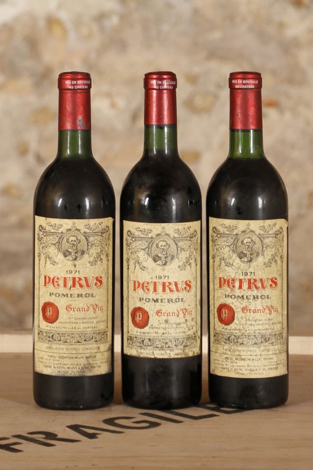 A la vôtre ! Vendu 4 889,50 € hier chez FauveParis / 3 bouteilles de #Petrus #Pomerol 1971 // #Bordeaux #FrenchWines #Auction #LifeStyle