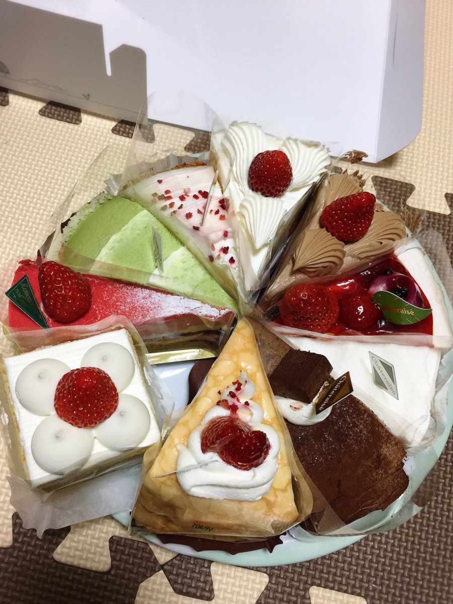 すっとこヤニ太郎 みて 10個のピースケーキをホールケーキ にするやつ めっちゃテンションあがる なんか店員さん間違えてたっぽくて1 個なんか四角いけど やべー 誕生日おめでとう私ー 自腹 家に１人 生気