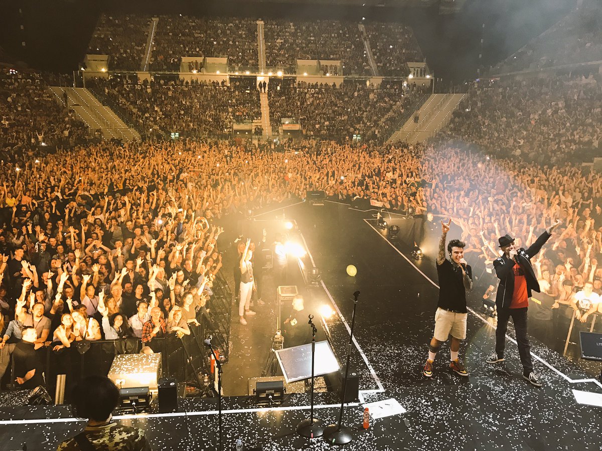 spaceoneandonly's tweet photo. Ecco cosa vedevo ieri.. camera vista mare di gente @jaxofficial @Fedez #comunisticolrolextour #Torino https://t.co/VlC2DfMPH7