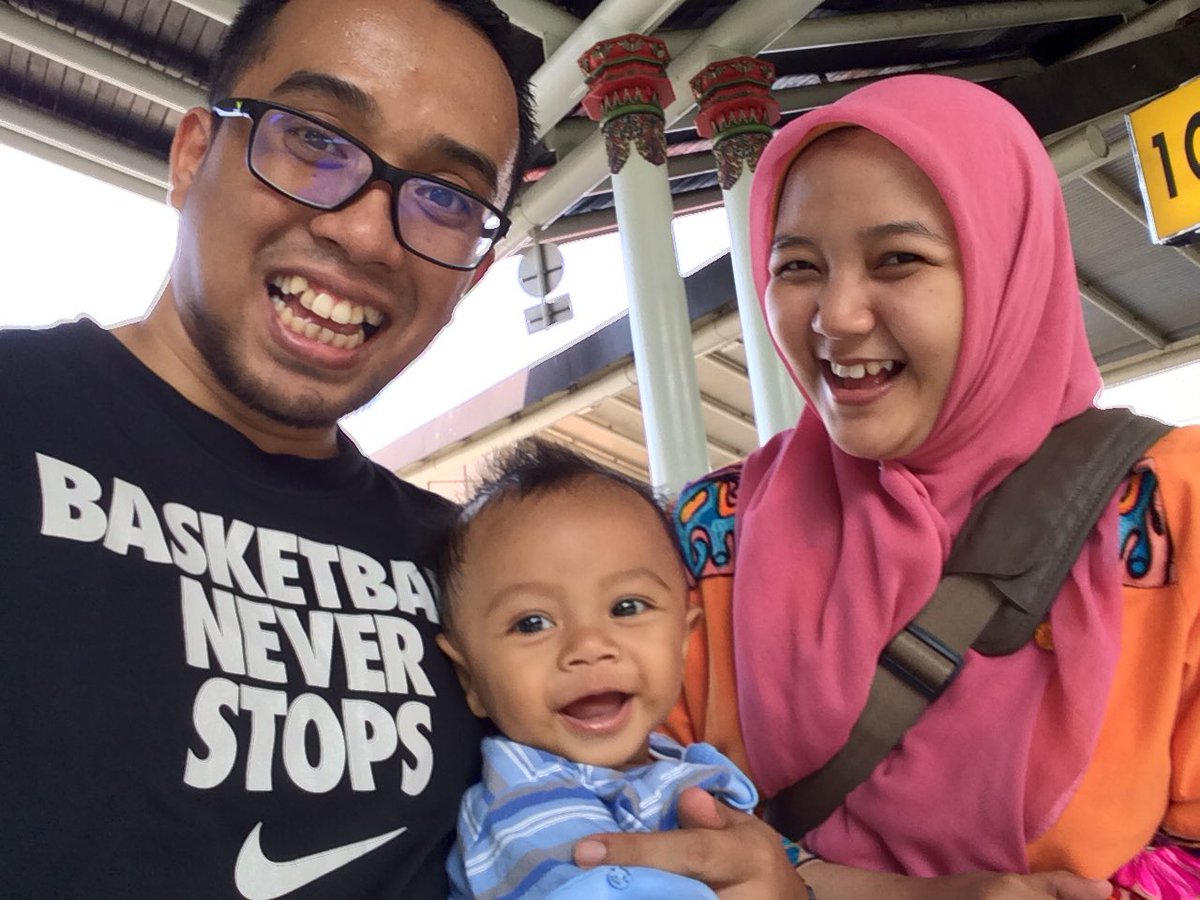 Rivanaz's tweet photo. #Razka ngejemput Enin 👵🏼 #Family #Together @fannywidio https://t.co/kwGdgOczG5