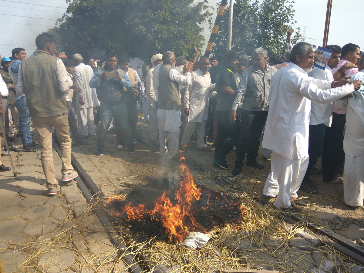 amitdhawan12's tweet image. Hisar me jat ne track par jalna putla. Ramayan rail track ke sath chl raha dharna