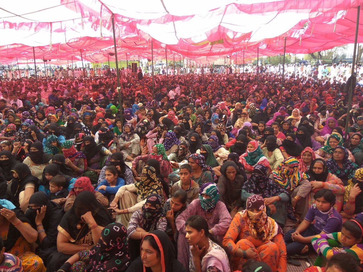 amitdhawan12's tweet image. Hisar me jat ne track par jalna putla. Ramayan rail track ke sath chl raha dharna