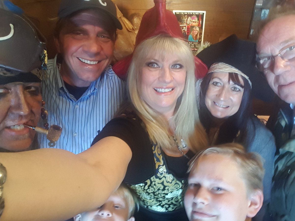 AuthorsConDBP's tweet photo. Selfies at @thepirateshouse https://t.co/73s1g291pq