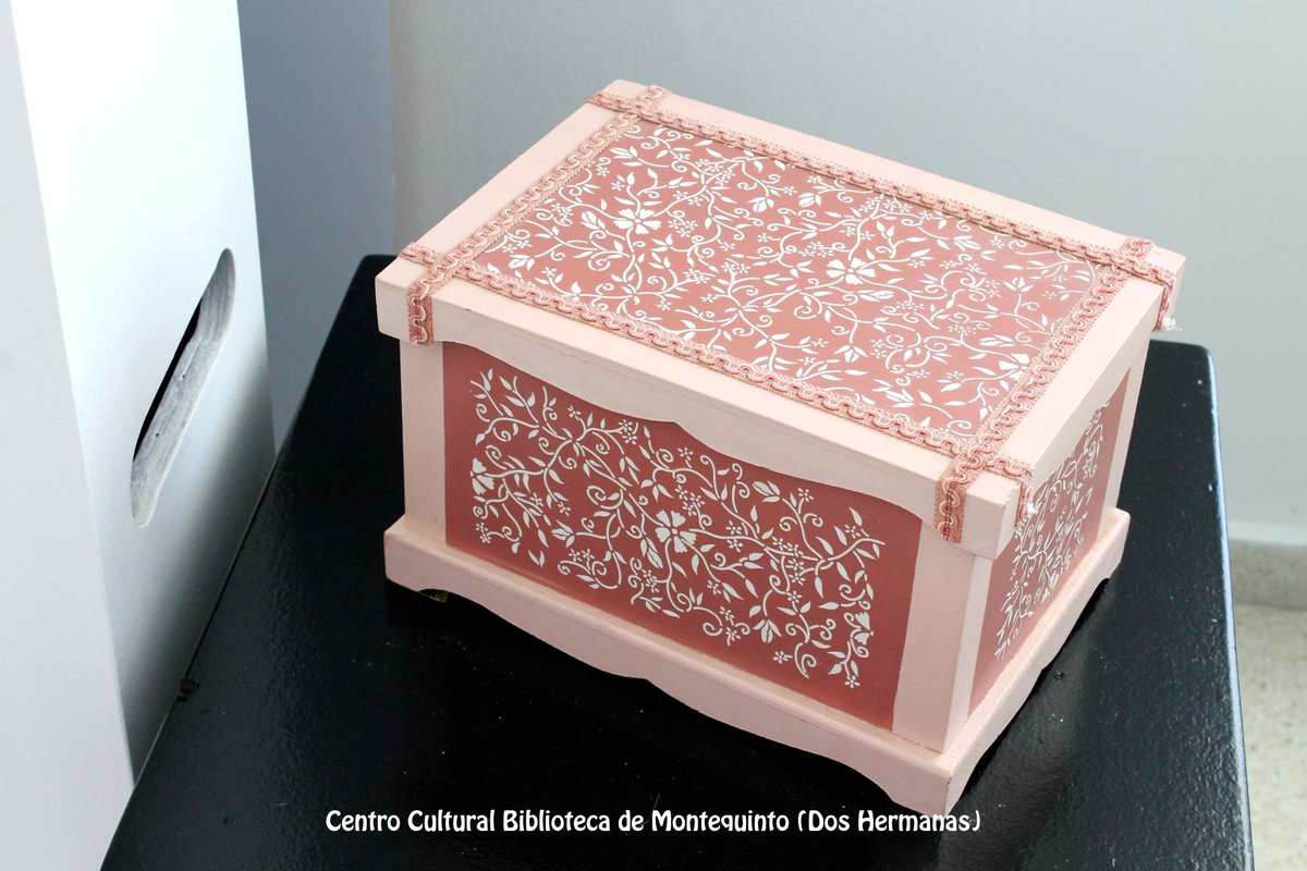 BibMontequinto's tweet photo. Hoy también puedes visitar la 5ª Muestra Artística Colectiva de A. C. Bohemia en #BibliotecaMontequinto #DosHermanas https://t.co/Fg8ztiuzi6 https://t.co/N2Ww85JwQm