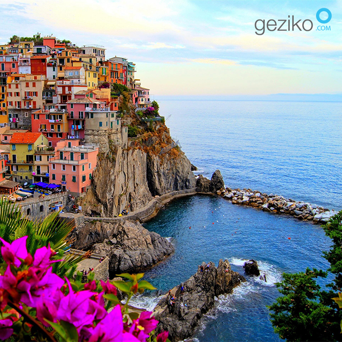 Geziko's tweet photo. Rengarenk evleri, 12. yüzyıldan kalma San Lorenzo Kilisesi ve büyüleyici görüntüsüyle Manarola Kasabası'nı mutlaka görmelisin! (italya) https://t.co/n5odufTa2T