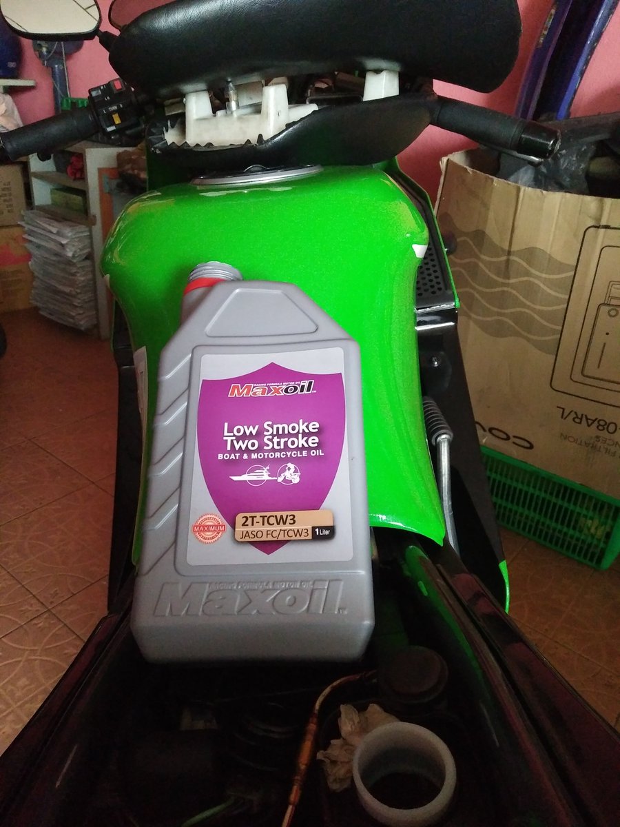 NazeriHazwan's tweet photo. Kasi bubuh minyak 2t satu kali ...hahaha :)

#kawasakiRR150 #superkips #2strokelover https://t.co/XgNMyR5mcQ
