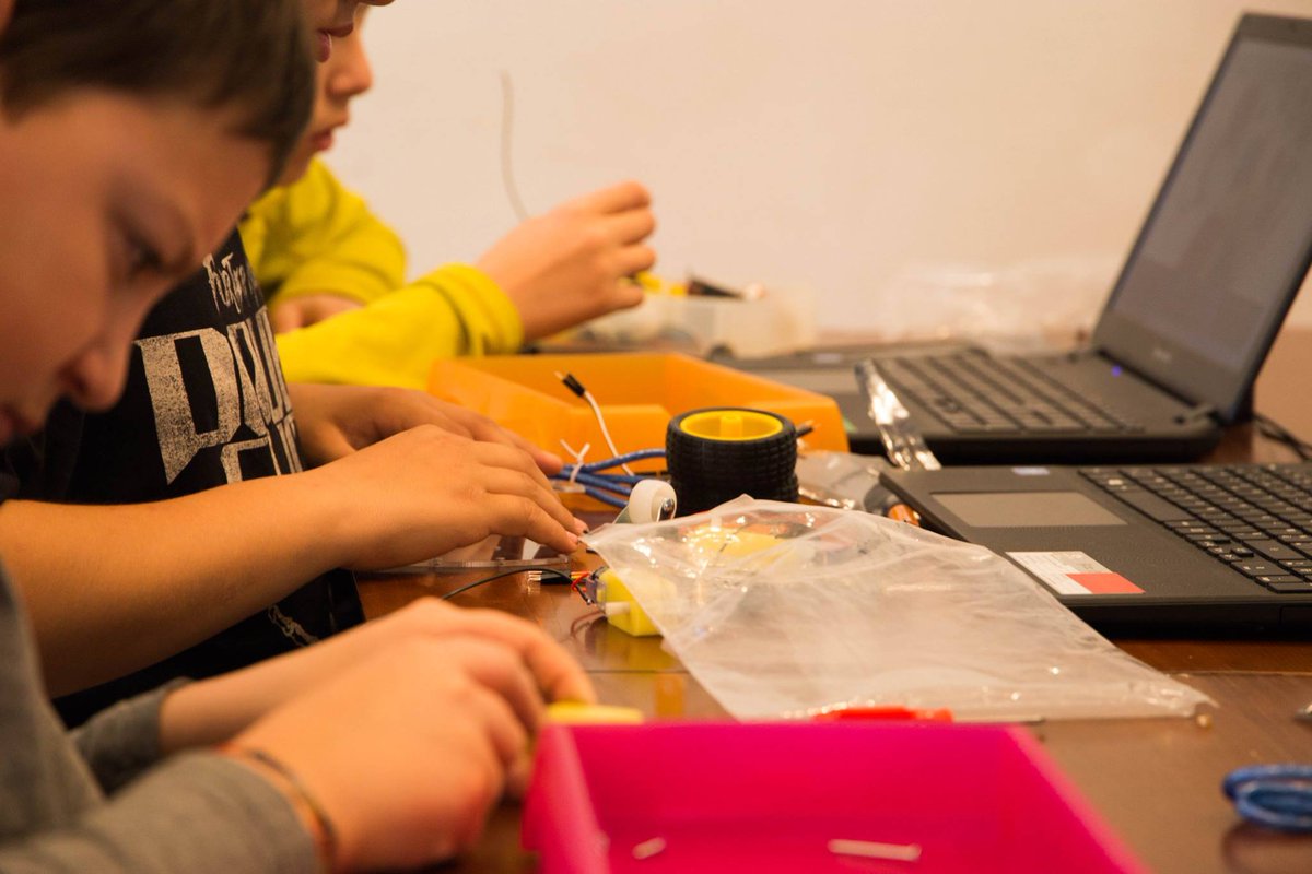 fablab_corti's tweet photo. Merci à @robo_motic pr l'atelier d'hier ! Next step 8 avril pr passer au 2° stade : inscriptions déjà ouvertes ici https://t.co/qqh7U820pV https://t.co/AbBxLNIV30