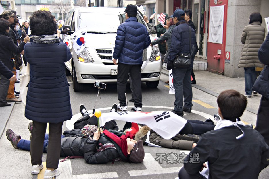 삼성동 사저에서 JTBC 쫓아내는 장면이다
삼성동 사저 골목으로 JTBC 차량이 들어오자 엄마부대들
차 앞에 바로 누워서 못오게 하고 쫓아버렸다.
JTBC  이넘들이 무슨 낯짝으로 사져에 오냐
이넘들이 최악의 언론폭도 들이다