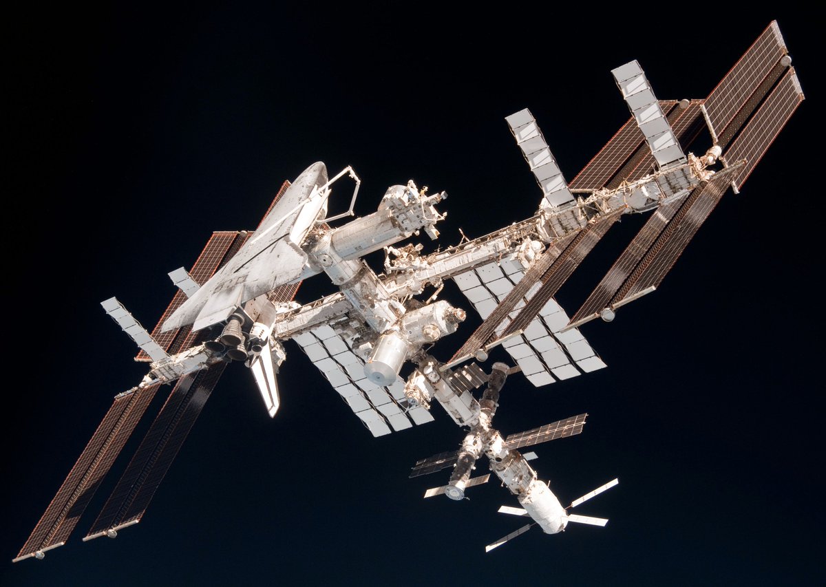DutchSpace's tweet photo. Just some Sunday nostalgia... missing #ATV and #Shuttle .... images from #Exp27 taken by @astro_paolo on-board #Soyuz #TMA20 https://t.co/65NXm4fF3j