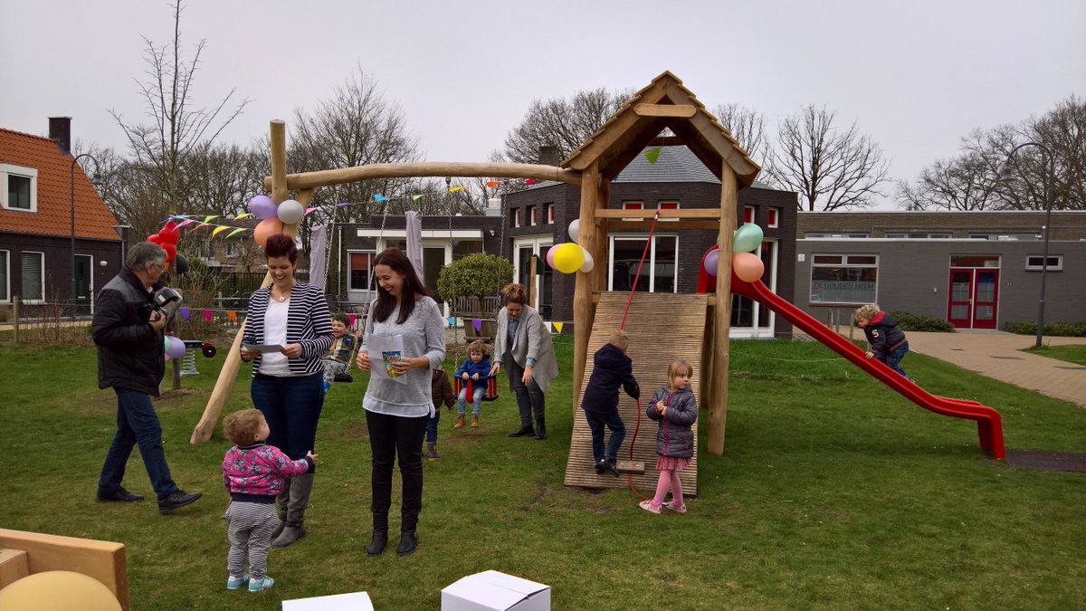 HelmVerhees's tweet photo. Nieuw speeltuintje 't Turfke in de @Peelvariawijk in Helenaveen. Van en door de vrijwilligers die dit mede tot stand hebben gebracht. https://t.co/6CCaFt5pkl