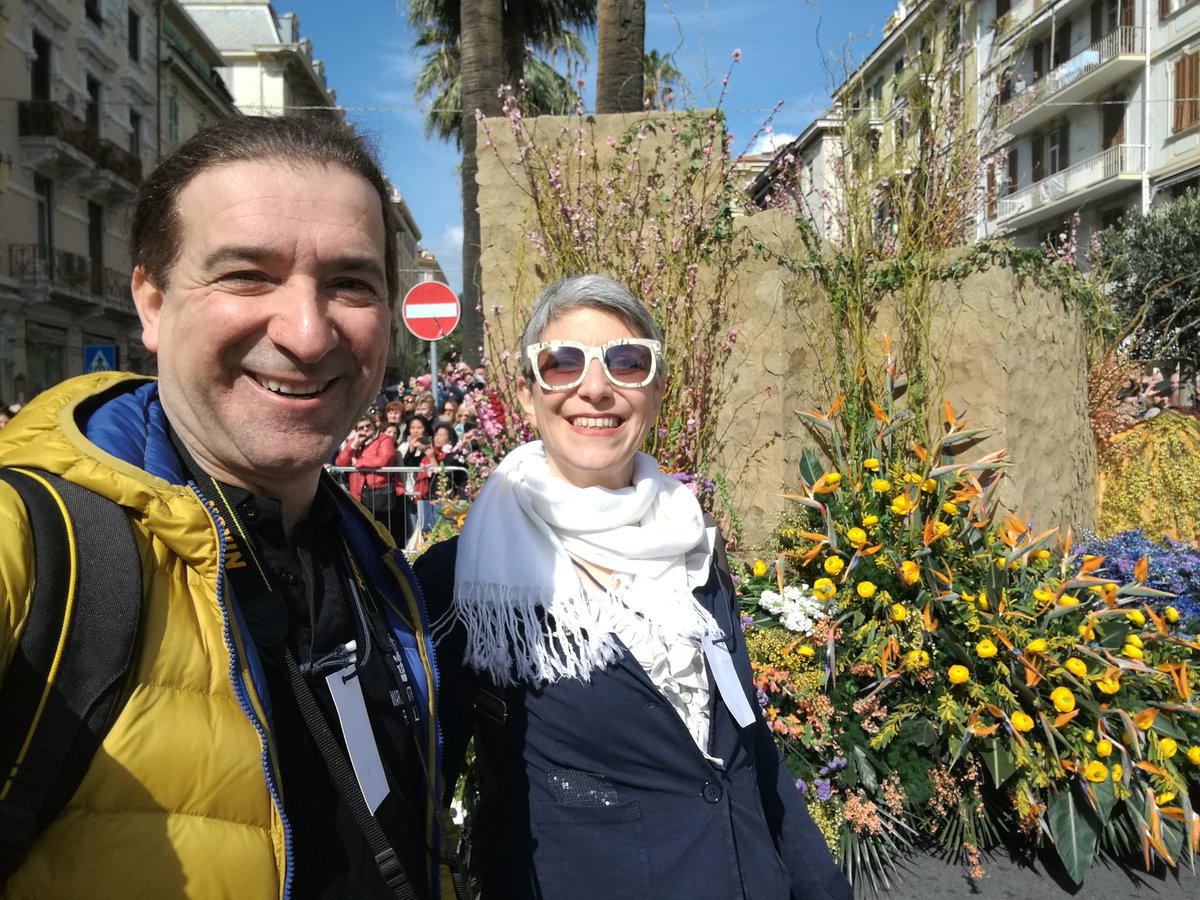 marcolinotwit's tweet photo. Fra un minuto inizia diretta su #raiuno #sanremoinfiore tifate per carro #Wolverine=isolabona #floraldesign #dimattia #introini https://t.co/u0plmKueoi
