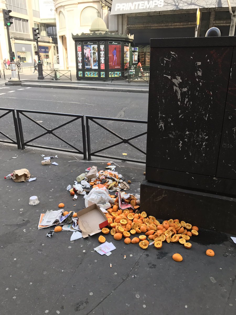 justeadroite's tweet photo. @Anne_Hidalgo @vpecresse voilà le spectacle que les touristes peuvent voir devant le printemp...vive la gestion socialiste ! https://t.co/S4vH7gdCkD